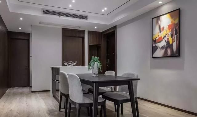 123平的现代风二居室,书房和衣帽间整合进主卧里!